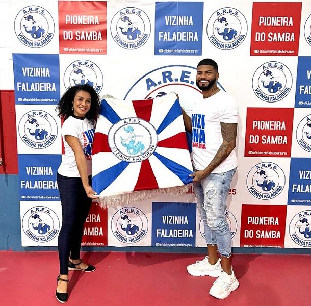 Vizinha Faladeira anuncia novo casal de mestre-sala e porta-bandeira