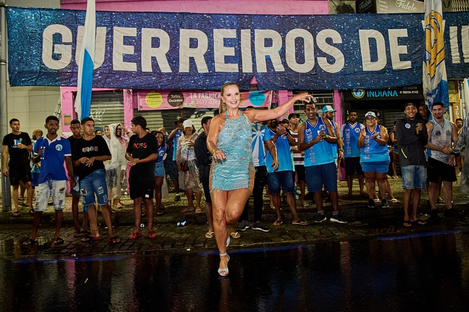 Vovó Musa mostra boa forma no primeiro ensaio da Vila Isabel