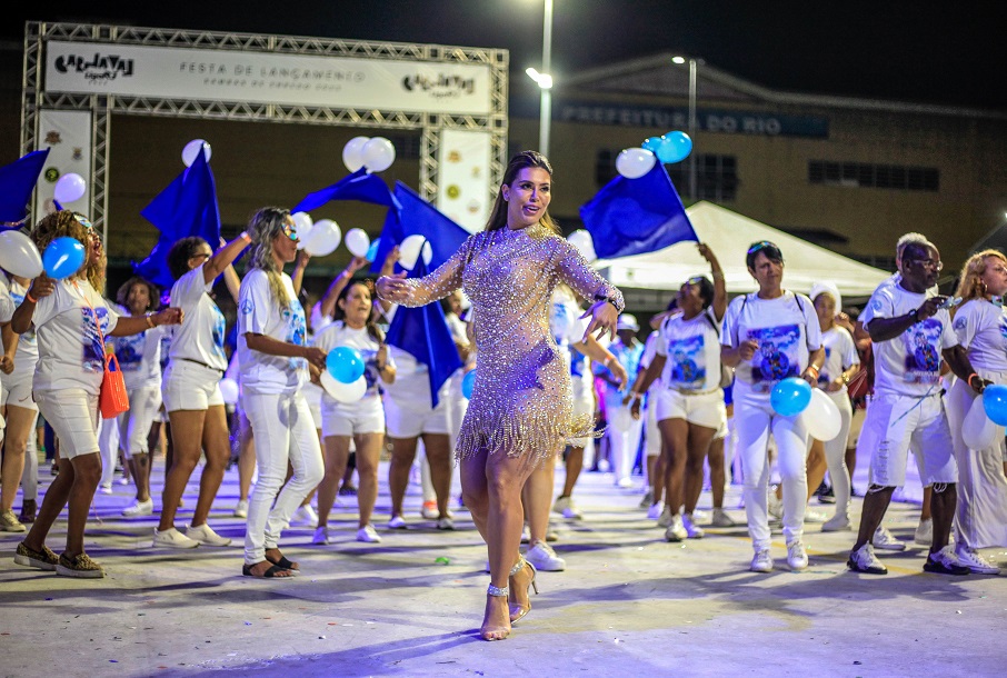 Thay Magalhães segue como madrinha da Acadêmicos de Niterói